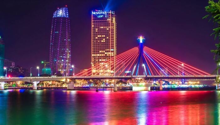 Du thuyền ngắm cầu sông Hàn Đà Nẵng