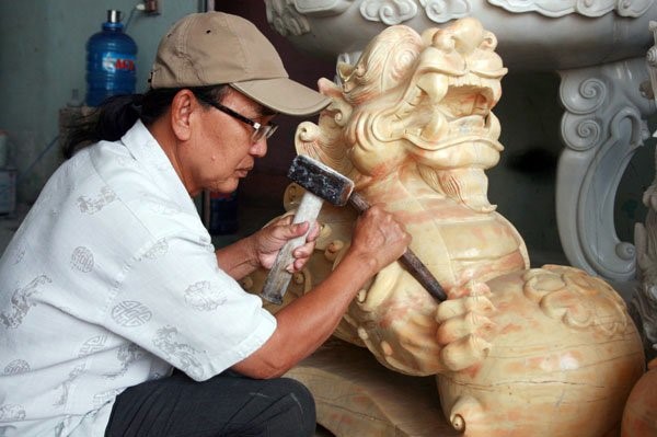 Nghệ nhân điêu khắc tại làng nghề đá Non nước