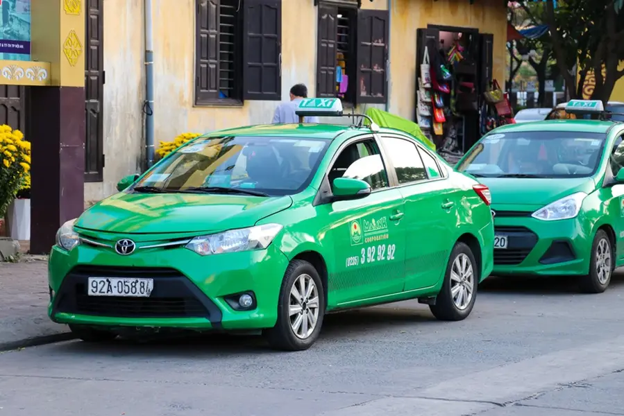 Thuê xe du lịch hay taxi là lựa chọn của nhiều người đi du lịch Đà Nẵng vào mùa mưa
