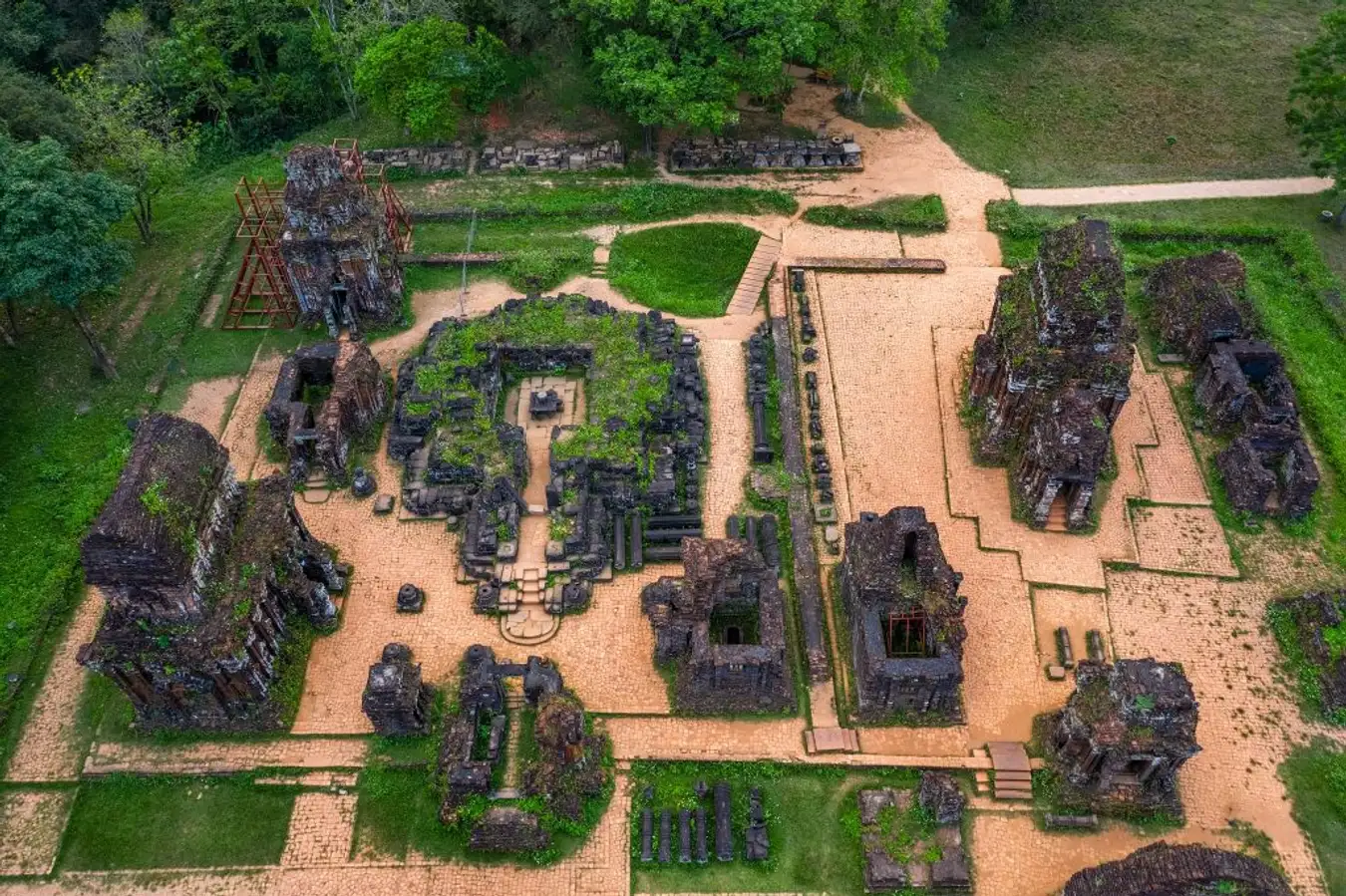 Khám phá thánh địa Mỹ Sơn: Cẩm nang du lịch chi tiết từ A - Z Toàn cảnh thánh địa Mỹ Sơn