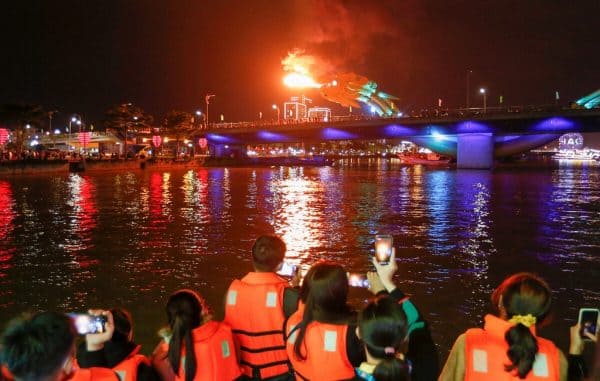 Du thuyền sông Hàn ngắm cầu Rồng phun lửa, phun nước