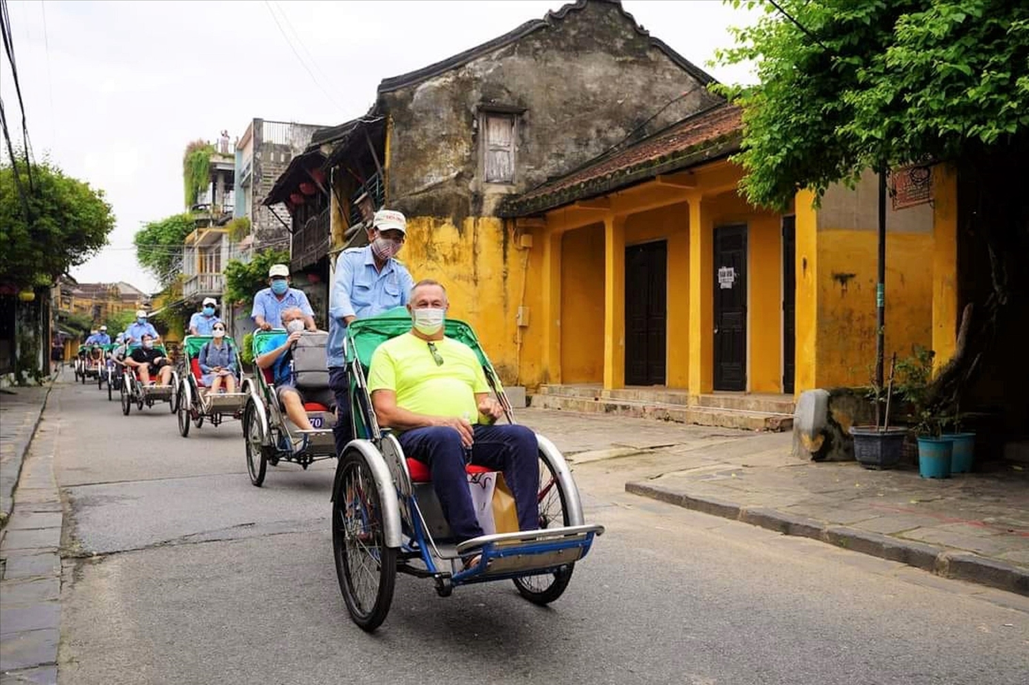 Kinh nghiệm du lịch Hội An: Nên đi tự túc hay đi tour? trai nghiem cua khach du lich tai pho co hoi an