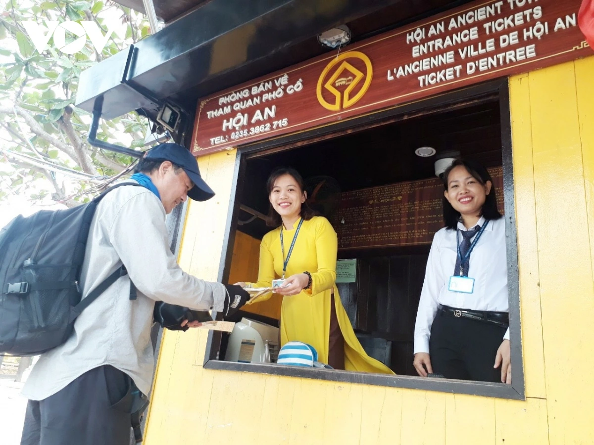 Khi tham quan Phố cổ Hội An, du khách cần tranh thủ mua vé sớm để tránh chờ đợi lâu