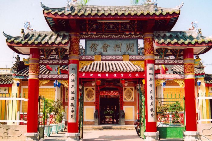 Hội quán là nơi thờ các vị thần chế ngự bão tố, sông biển
