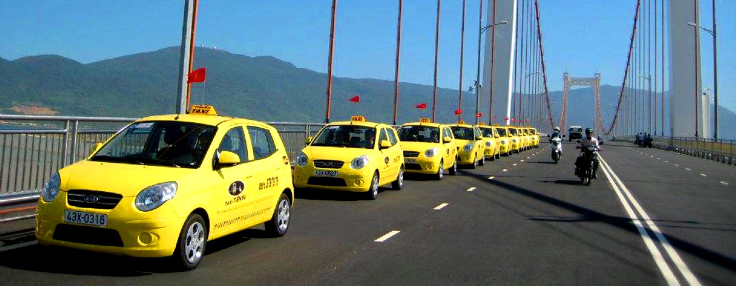 Đặt Taxi hoặc Grab cũng là lựa chọn tiện lợi