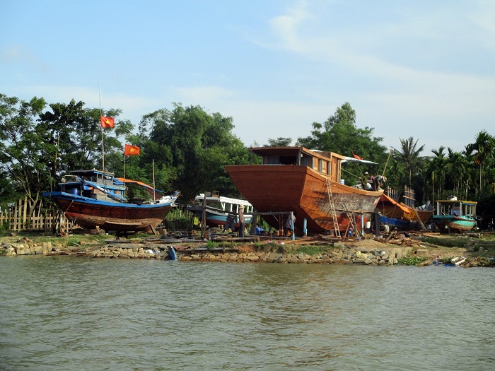 Để vào sâu bên trong làng mộc xưa bạn nên hỏi người dân