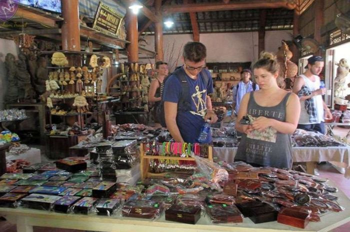 Du khách có thể tìm mua sản phẩm gỗ, quà lưu niệm tại xưởng mộc