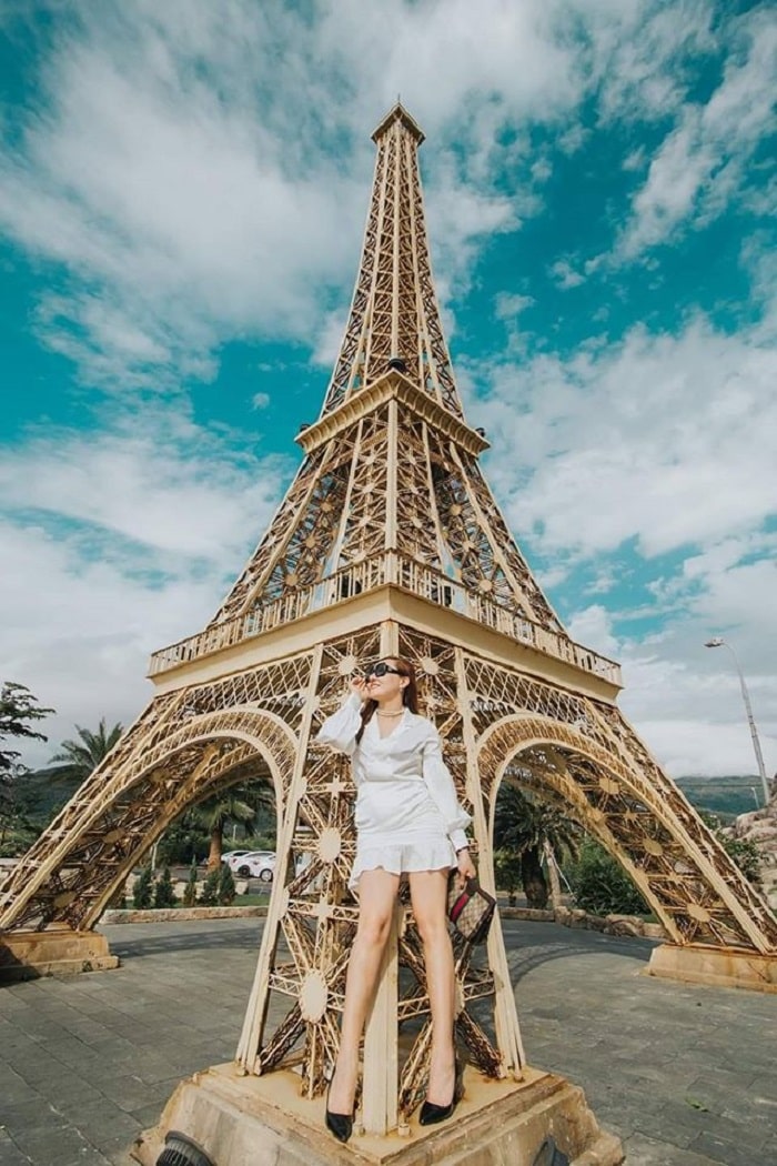 Khám phá công viên Kỳ quan Đà Nẵng: Địa điểm check-in HOT Check-in tháp Eiffel tại công viên kỳ quan Đà Nẵng