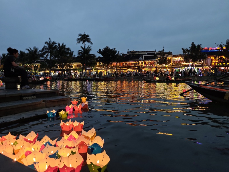 Đèn hoa đăng trên dòng sông Hoài